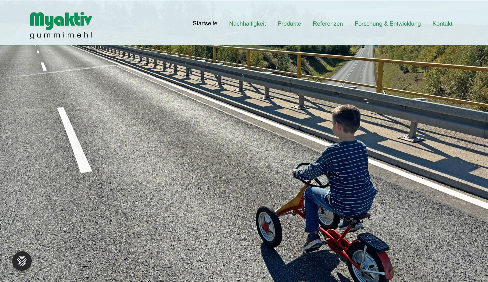 Startseite mit flächenfüllendem Bild eines Kindes mit Dreirad auf einer Asphaltstraße